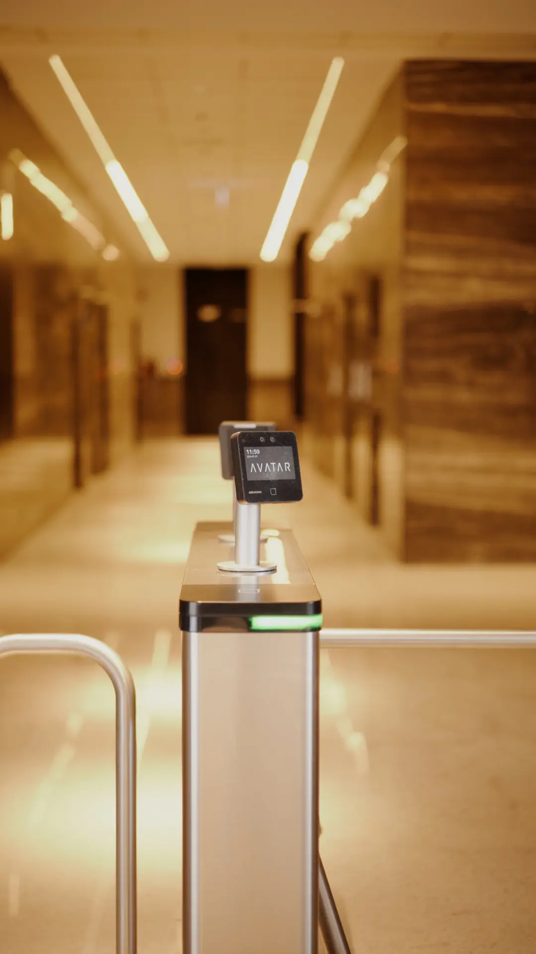 Acceso al edificio con control biométrico y hall de mármol